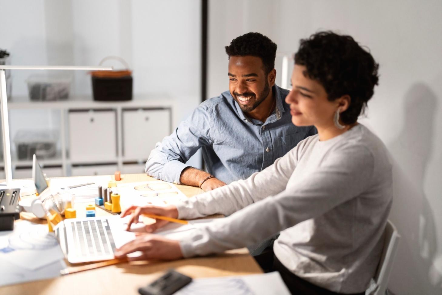 Équipe kaloreviaze travaillant sur les ressources éducatives financières